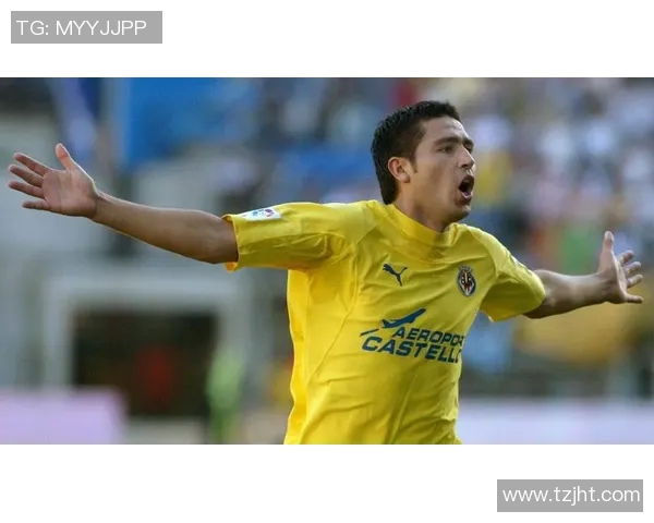 足球明星场上白鞋闪耀引领时尚潮流展现个人风格与竞技魅力